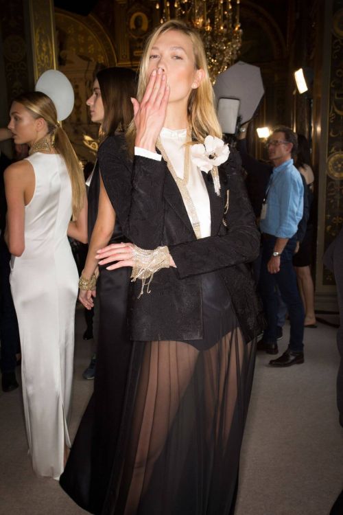 Karlie Kloss Stills Lanvin Spring/Summer 2017 Fashion Show at Milan Fashion Week