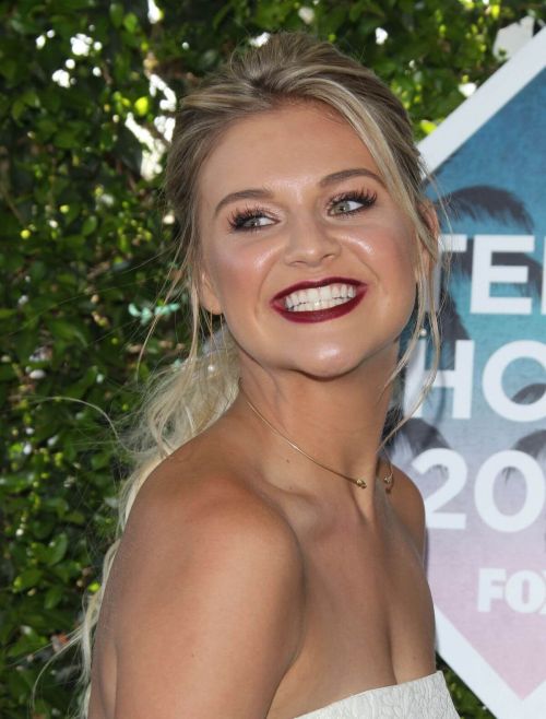 Kelsea Ballerini at Teen Choice Awards 2016 in Inglewood 4