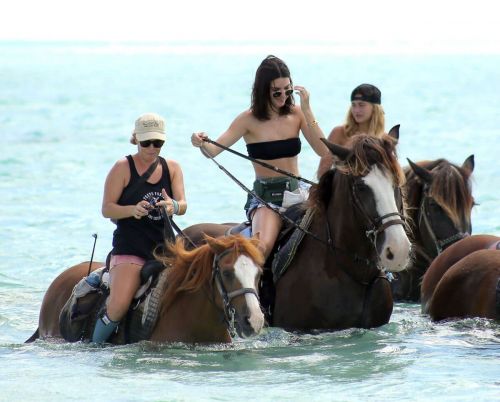 Kendall Jenner at Horseback Riding at a Beach in Turks - 15/09/2016 14