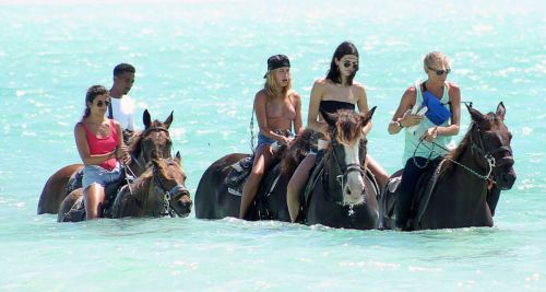 Kendall Jenner at Horseback Riding at a Beach in Turks - 15/09/2016 15