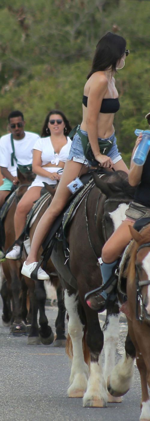 Kendall Jenner at Horseback Riding at a Beach in Turks - 15/09/2016 7