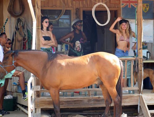 Kendall Jenner at Horseback Riding at a Beach in Turks - 15/09/2016 2