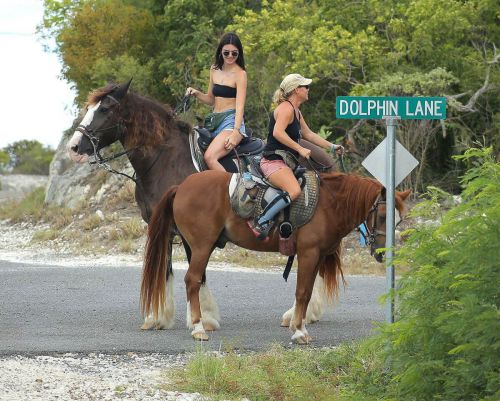 Kendall Jenner at Horseback Riding at a Beach in Turks - 15/09/2016 10