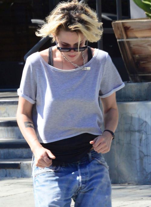 Kristen Stewart in Ripped Jeans Out in West Hollywood - 16/09/2016 1