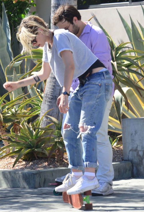 Kristen Stewart in Ripped Jeans Out in West Hollywood - 16/09/2016 4