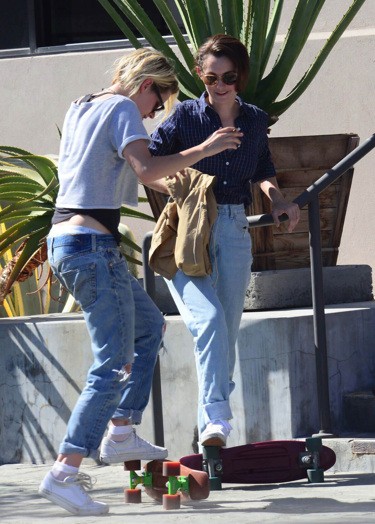 Kristen Stewart in Ripped Jeans Out in West Hollywood - 16/09/2016 14