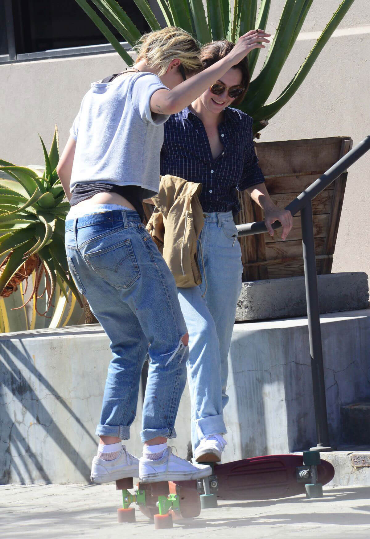 Kristen Stewart in Ripped Jeans Out in West Hollywood - 16/09/2016 16