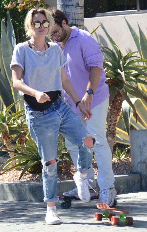 Kristen Stewart in Ripped Jeans Out in West Hollywood - 16/09/2016 5