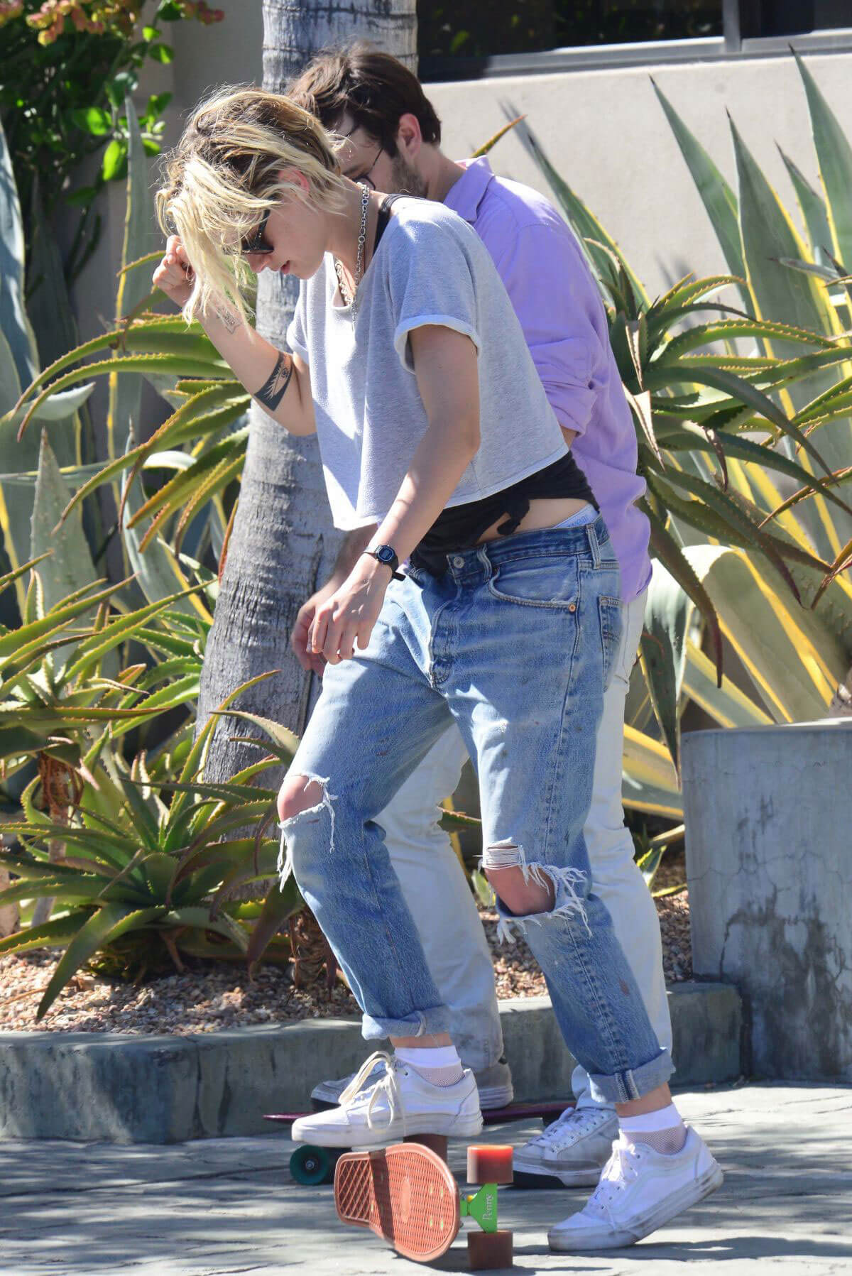 Kristen Stewart in Ripped Jeans Out in West Hollywood - 16/09/2016 8