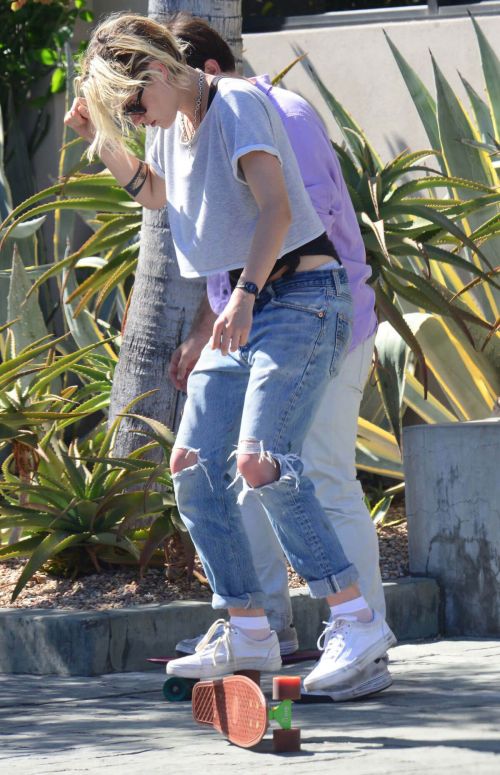 Kristen Stewart in Ripped Jeans Out in West Hollywood - 16/09/2016 9