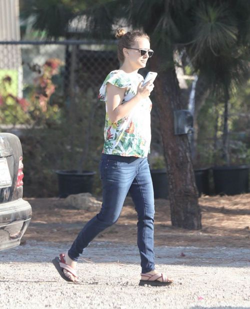 Natalie Portman Stills Out in Los Angeles 4