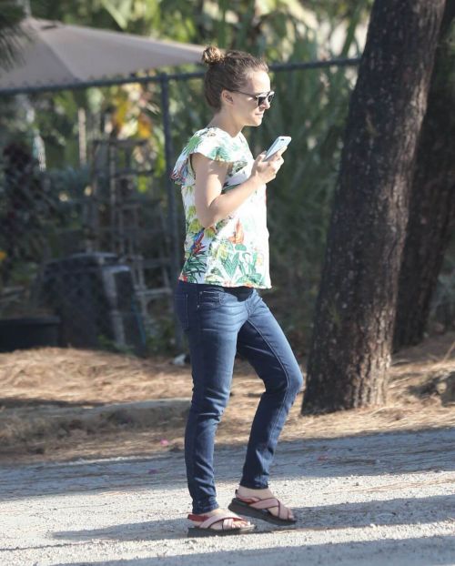 Natalie Portman Stills Out in Los Angeles 4
