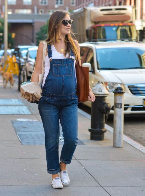 Pregnant Olivia Wilde Stills Out and About in New York 8