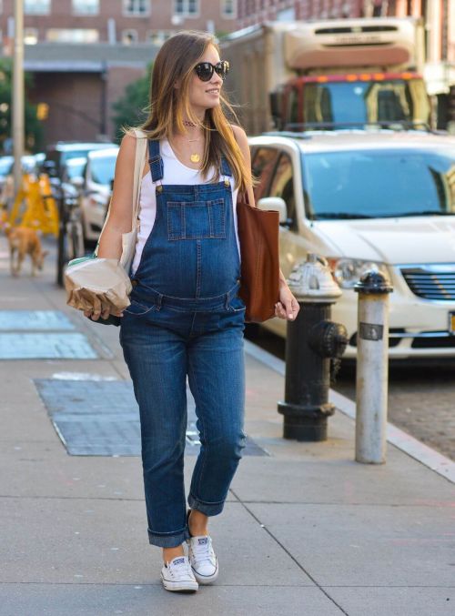 Pregnant Olivia Wilde Stills Out and About in New York 5