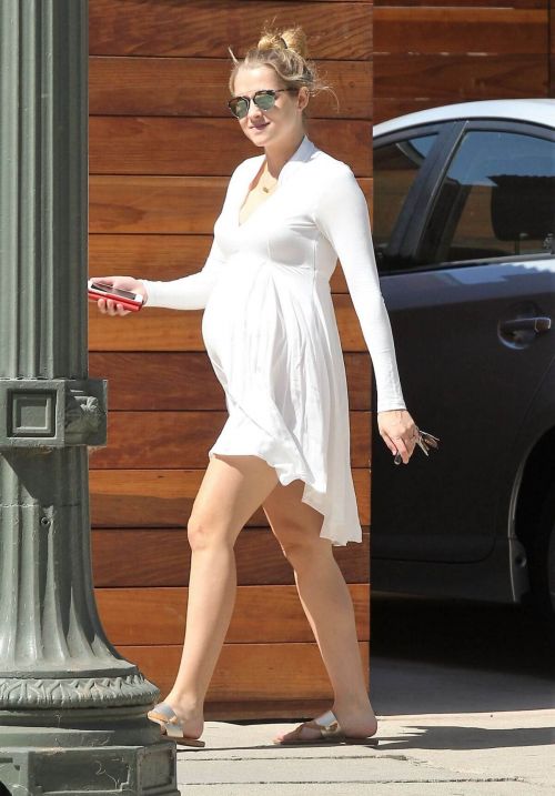 Pregnant Teresa Palmer at Cafe Gratitude in Los Angeles 6