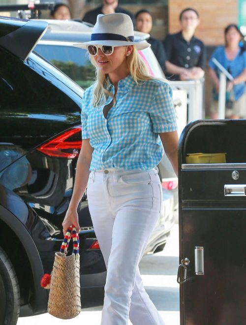 Reese Witherspoon Out for Lunch in Los Angeles 3
