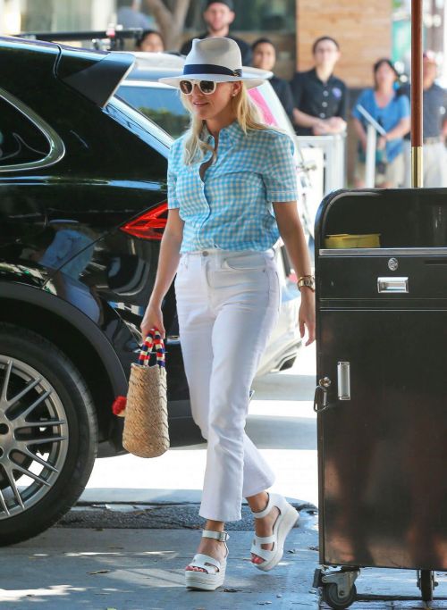Reese Witherspoon Out for Lunch in Los Angeles