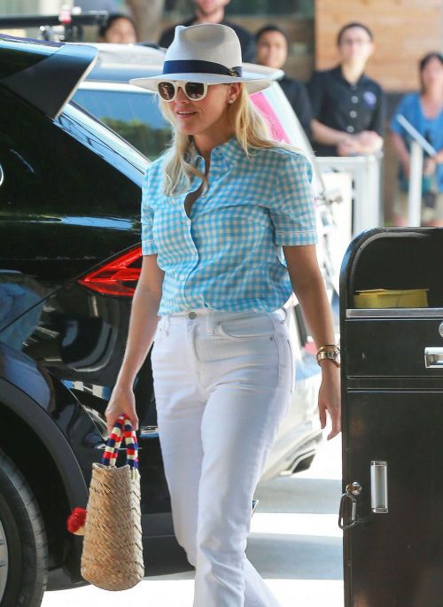 Reese Witherspoon Out for Lunch in Los Angeles