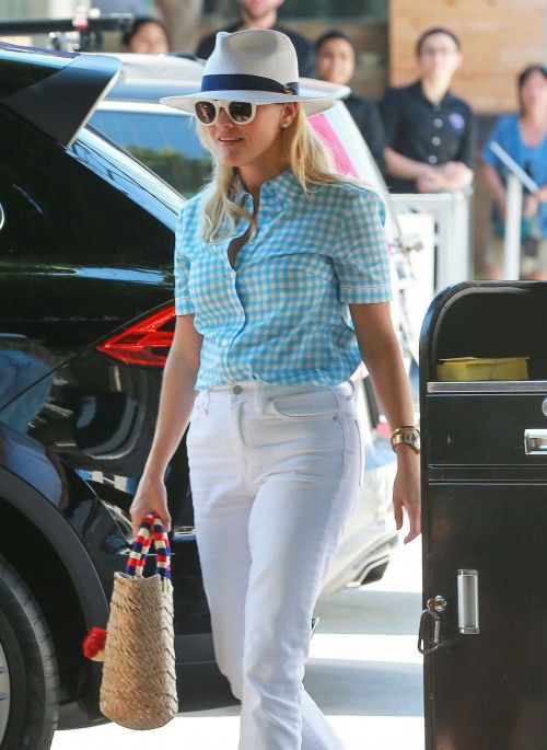 Reese Witherspoon Out for Lunch in Los Angeles 5