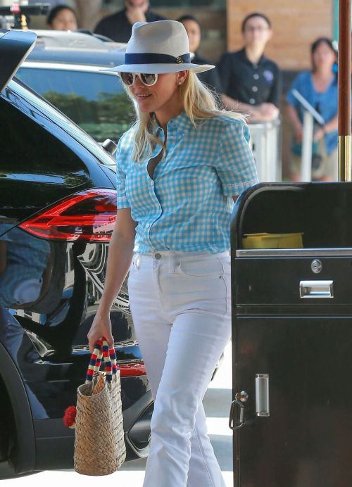 Reese Witherspoon Out for Lunch in Los Angeles 16