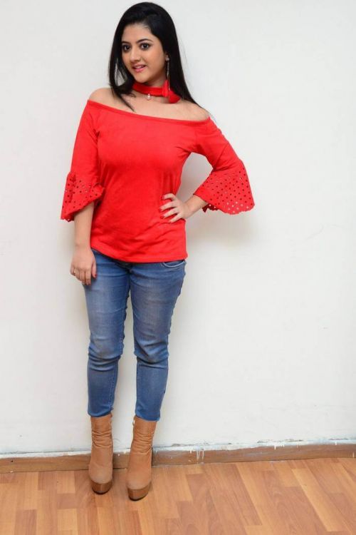 Shriya Sharma at Nirmala Convent Movie Interview Photos 4