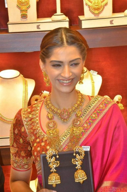 Sonam Kapoor at Kalyan Jewellers Inaguration Photos 4