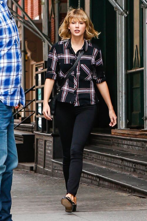 Taylor Swift Stills Out and About in New York 4