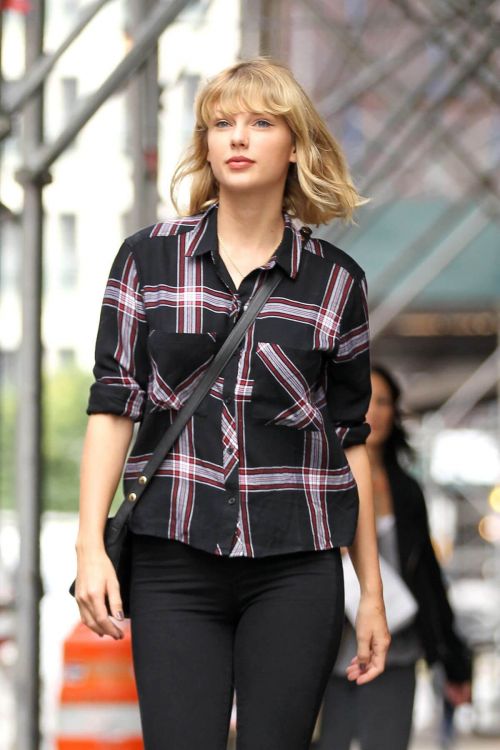 Taylor Swift Stills Out and About in New York 28