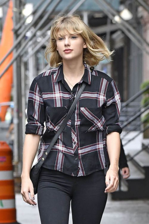 Taylor Swift Stills Out and About in New York 31