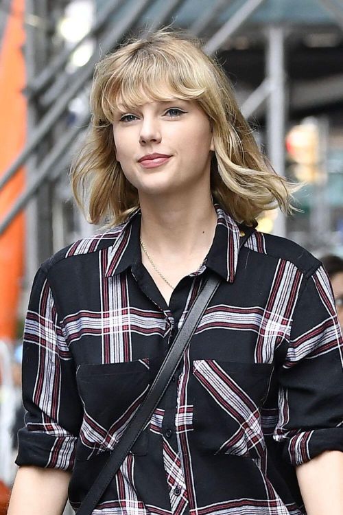 Taylor Swift Stills Out and About in New York