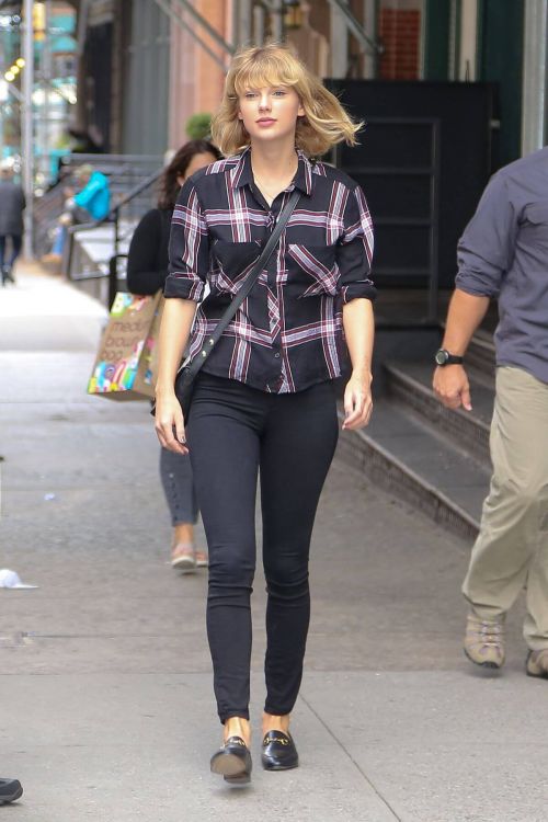 Taylor Swift Stills Out and About in New York 9