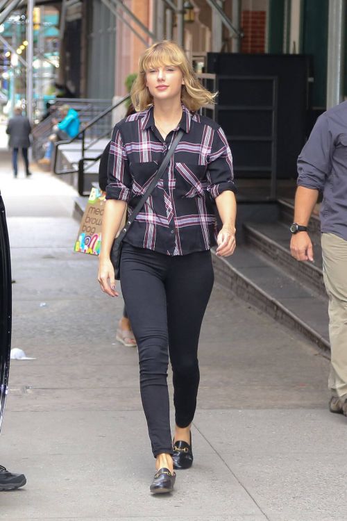 Taylor Swift Stills Out and About in New York 10