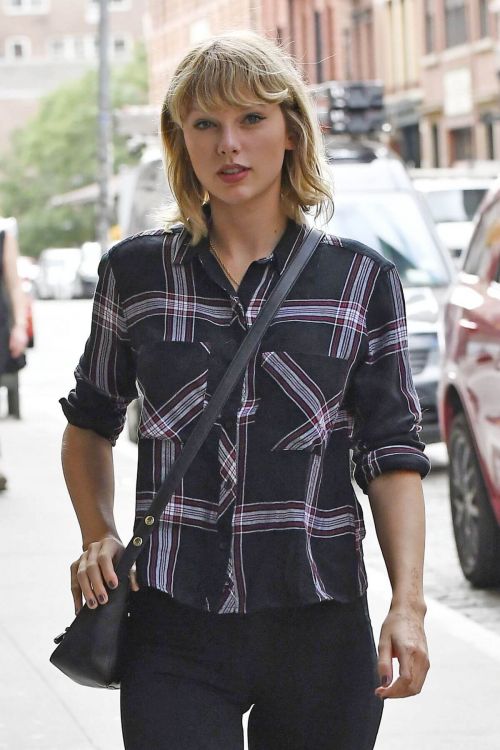 Taylor Swift Stills Out and About in New York