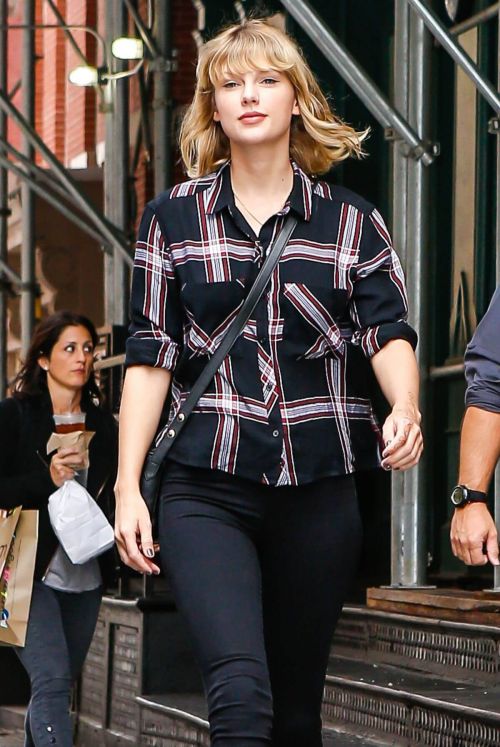 Taylor Swift Stills Out and About in New York 3