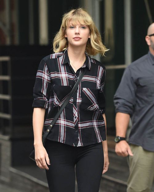 Taylor Swift Stills Out and About in New York 21