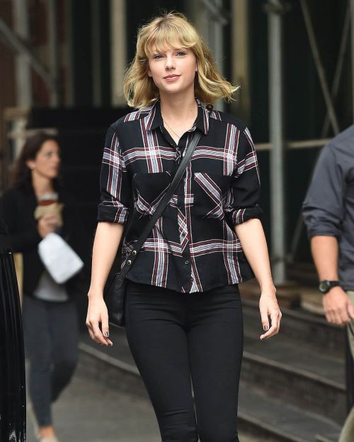 Taylor Swift Stills Out and About in New York 23