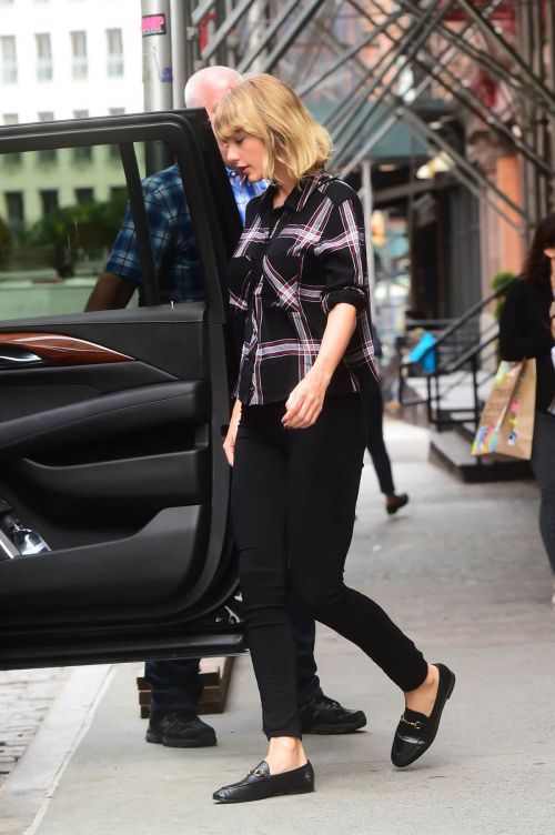 Taylor Swift Stills Out and About in New York 25