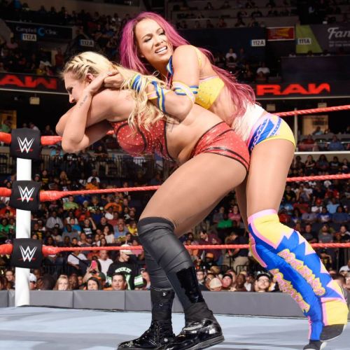 WWE Raw : Sasha Banks & Becky Lynch def. WWE Women Champion Charlotte & Dana Brooke 18
