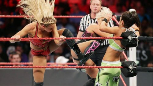WWE Raw : Sasha Banks & Becky Lynch def. WWE Women Champion Charlotte & Dana Brooke