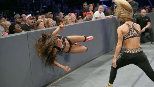 WWE SmackDown Live : Nikki Bella & Naomi vs. Natalya & Carmella - 20/09/2016 10