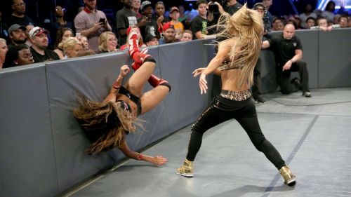 WWE SmackDown Live : Nikki Bella & Naomi vs. Natalya & Carmella - 20/09/2016 11