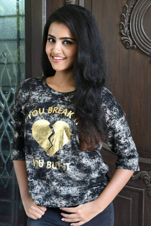 Anupama Parameswaran at Eedu Premam Interview Photos 6