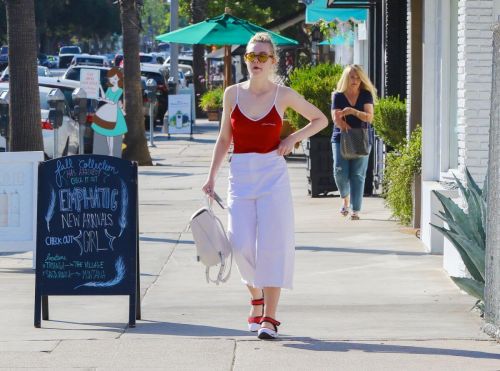 Elle Fanning Stills Out and About in Studio City Photos 3