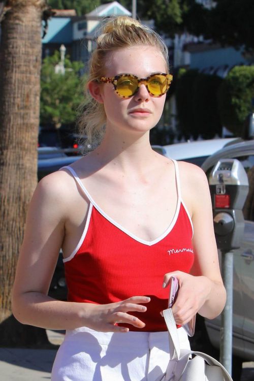 Elle Fanning Stills Out and About in Studio City Photos 12