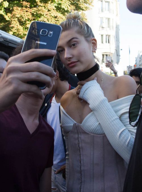 Hailey Rhode Baldwin Stills Out and About in Paris Photos 13