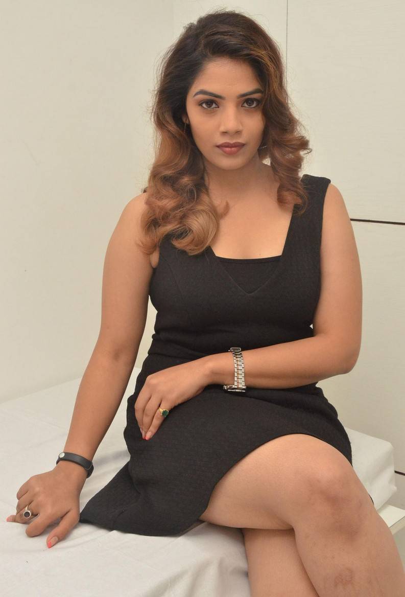 Telugu Actress Anamika at Naturals Salon Launch Photos