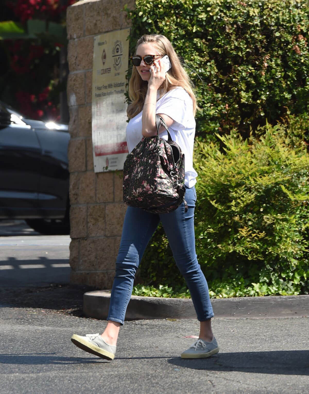 Amanda Seyfried at Coffee bean & Tea Leaf in Los Angeles