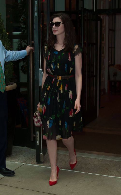 Anne Hathaway Stills Out and About in New York 3