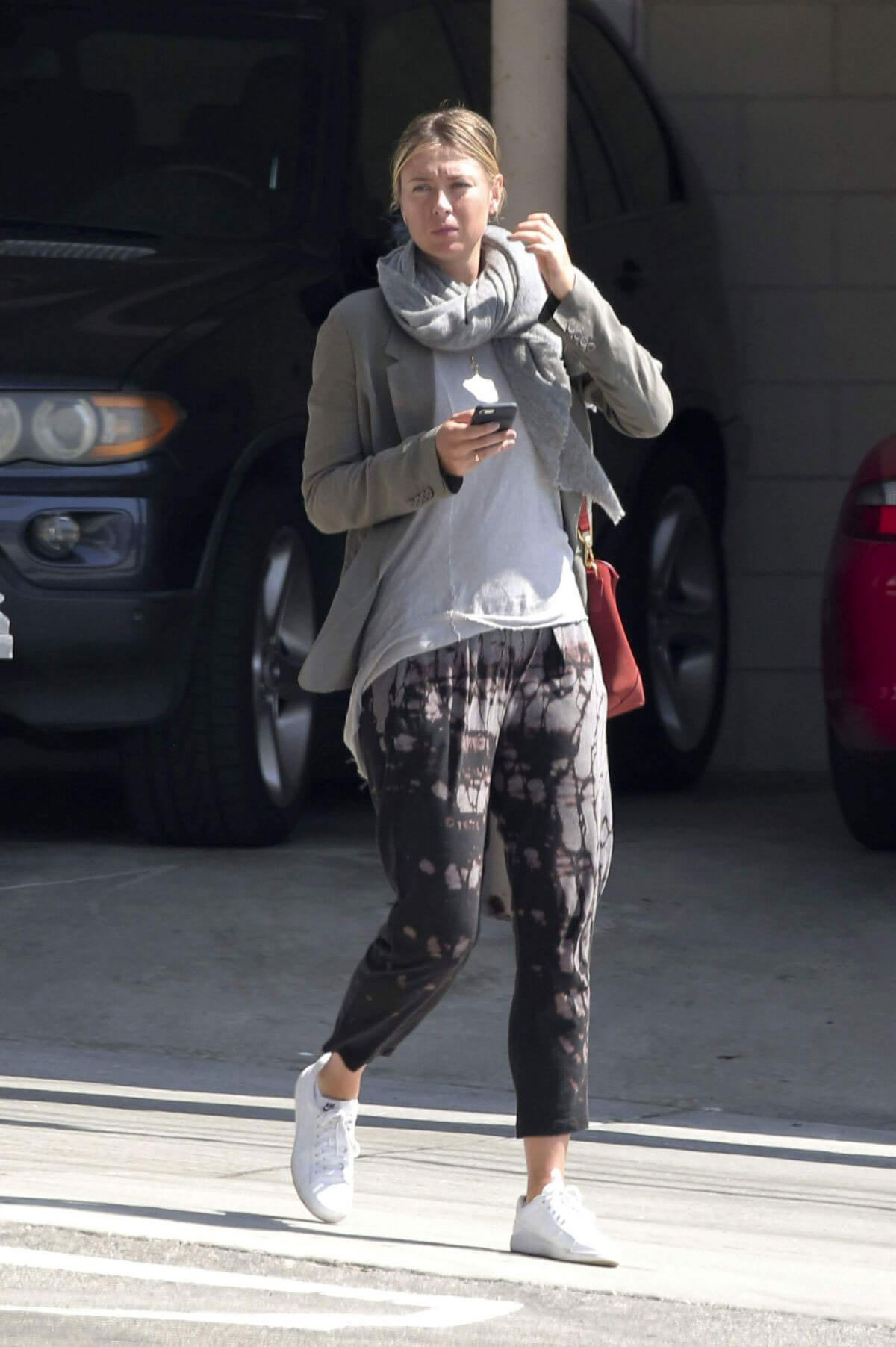 Maria Sharapova Stills Out for Lunch in Los Angeles