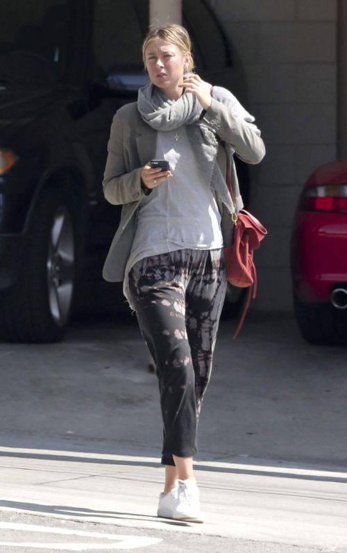 Maria Sharapova Stills Out for Lunch in Los Angeles 1